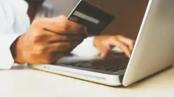 En recension av Swedbank Mastercard: Fördelar, nackdelar och hur du ansöker