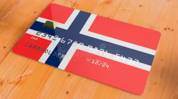 cartão-de-crédito-com-bandeira-da-noruega-d-plástico-ou-débito-bancário-nacional-do-sistema-isolado-em-tabela-madeira-fechar-230293308